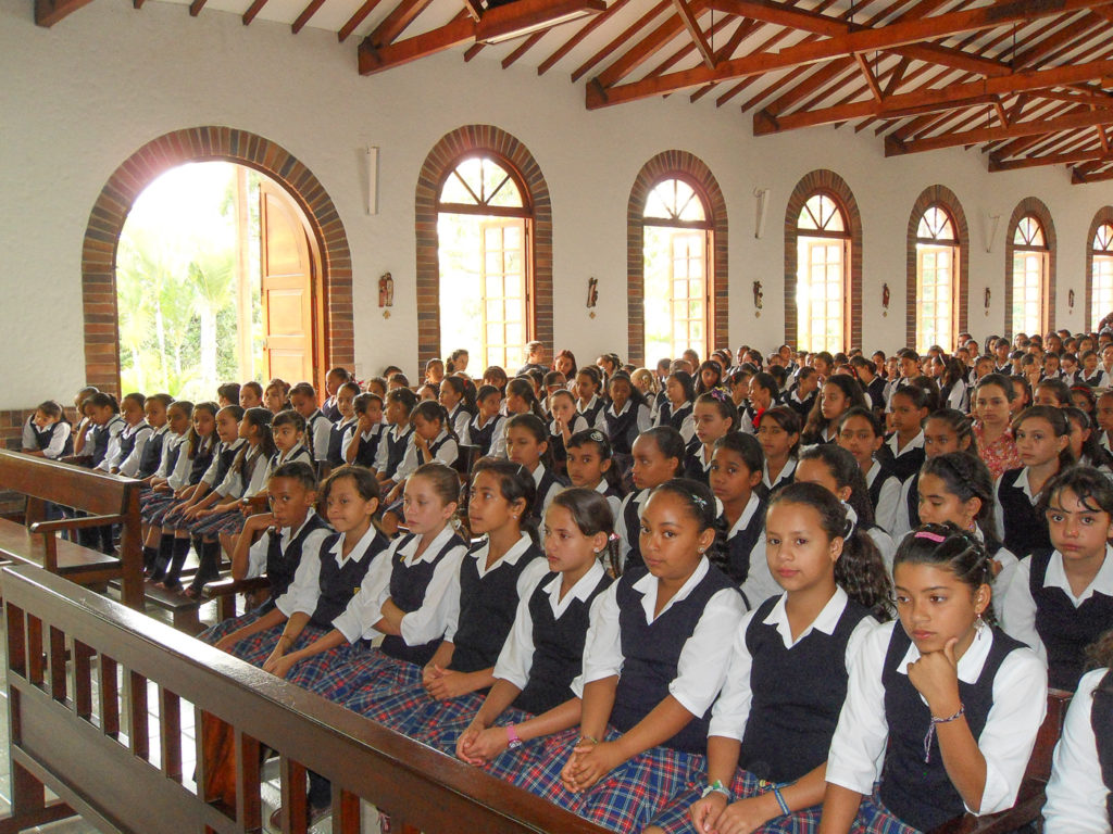 19.- 1 CELEBRACIONES RELIGIOSAS - EUCARISTIA CON TODO EL COLEGIO (2)